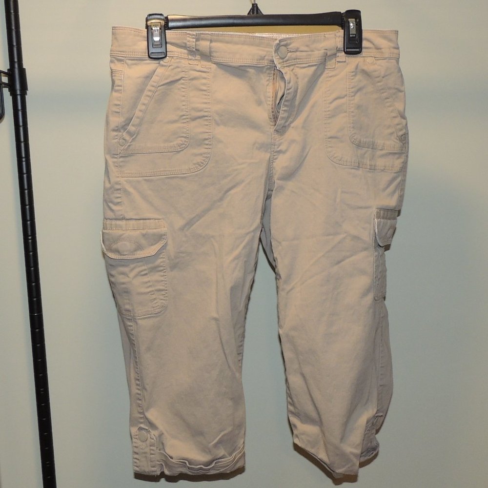 Ladies Gloria Vanderbilt Capris Shorts, Tan